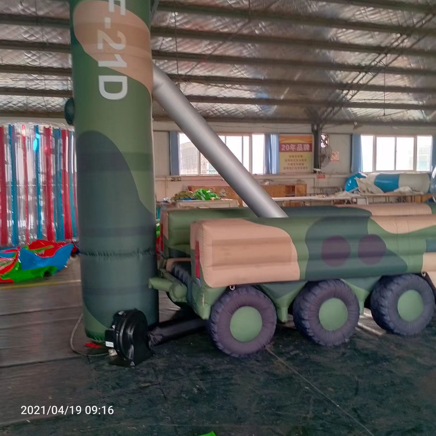 百色军事演习中的充气目标车辆：模拟发射车雷达车坦克飞机